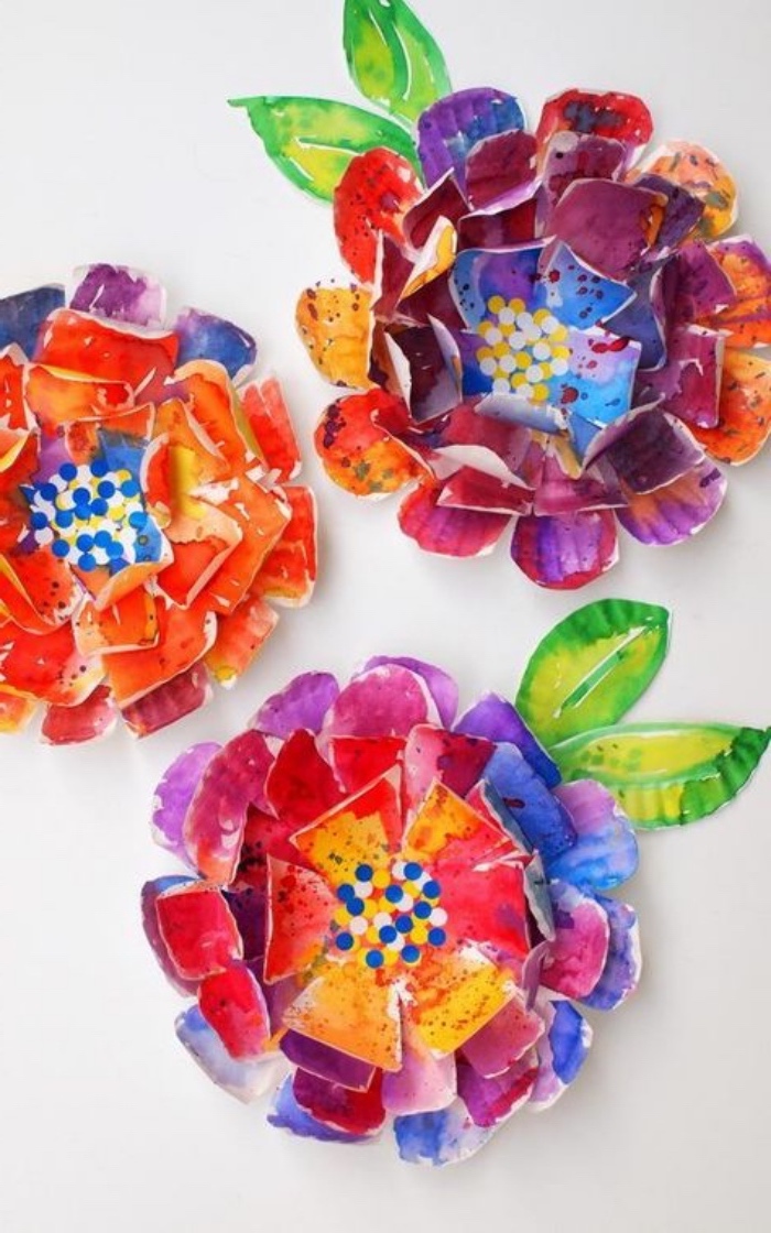 idee-comment-fabriquer-des-fleurs-en-assiettes-de-papier-repeintes-de-couleurs-divers-bricolage-enfant-facile.jpg